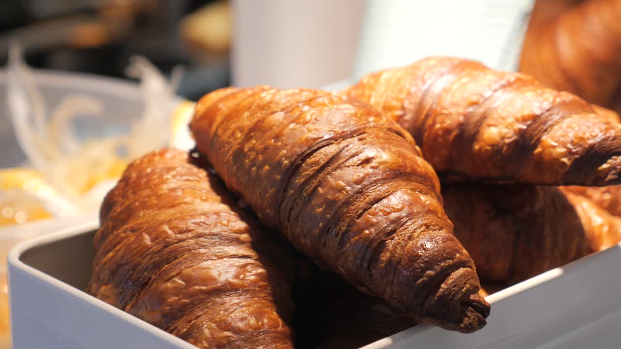croissants recién horneados