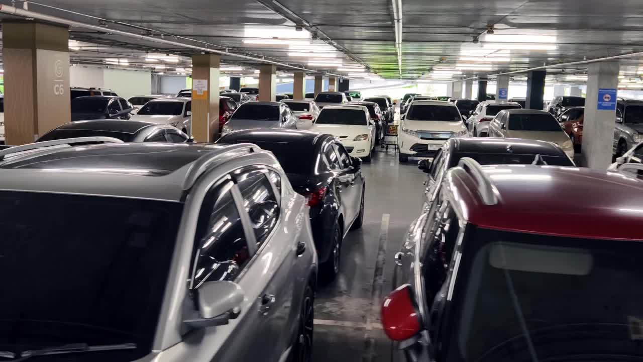 자동차로 가득 찬 지하 주차장