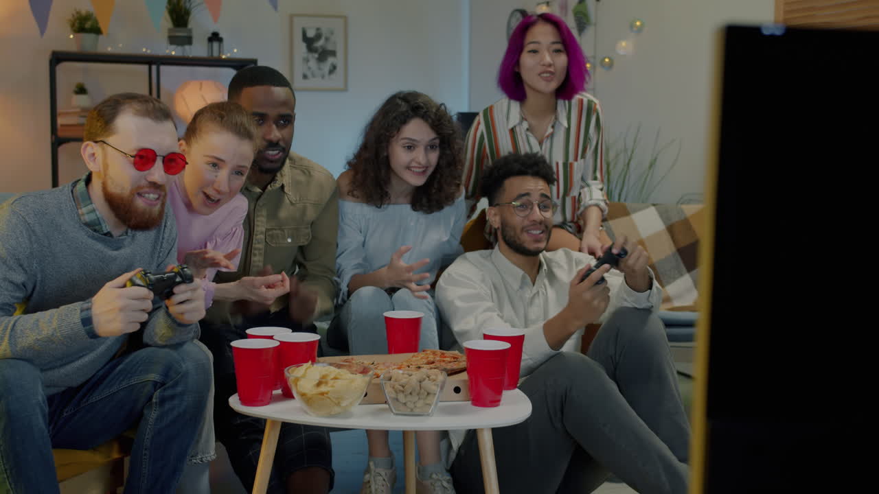 amigos jugando videojuegos