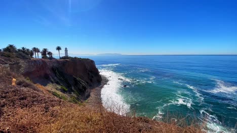 Video-4k-Fijo-Del-Rancho-Palos-Verdes-Con-Un-Faro-Y-La-Isla-Catalina-De-Fondo