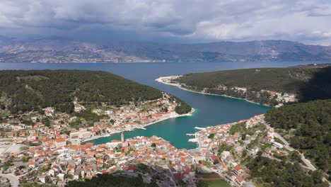 Vista-Panorámica-De-La-Pintoresca-Ciudad-De-Pucisca-En-La-Isla-De-Brac,-Croacia---Toma-Aérea-De-Drones