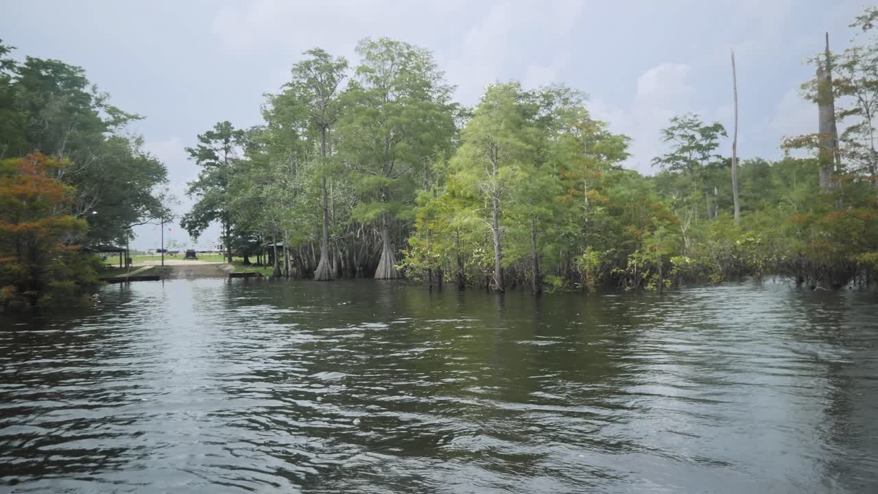 플로리다의 죽은 호수에서 보트 램프 주위에  ⁇  촬영