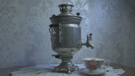 El-Agua-Caliente-Que-Se-Vierte-Del-Samovar-Vintage-Se-Desborda-Hasta-La-Parte-Superior-De-La-Taza