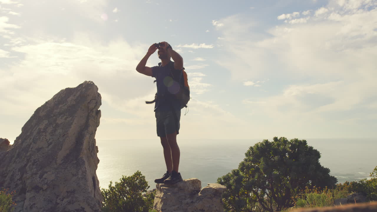 hombre en forma activo caminando, de pie en un pico de montaña