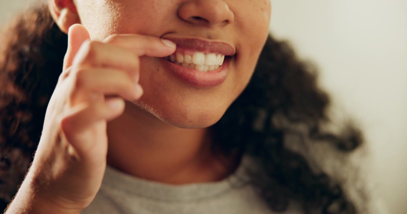 Giovane Donna che Controlla i Denti e il Sorriso in Primo Piano