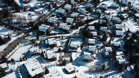 Excelente-Vista-De-Pájaro-Del-Pueblo-Nevado-De-Verbier,-Suiza