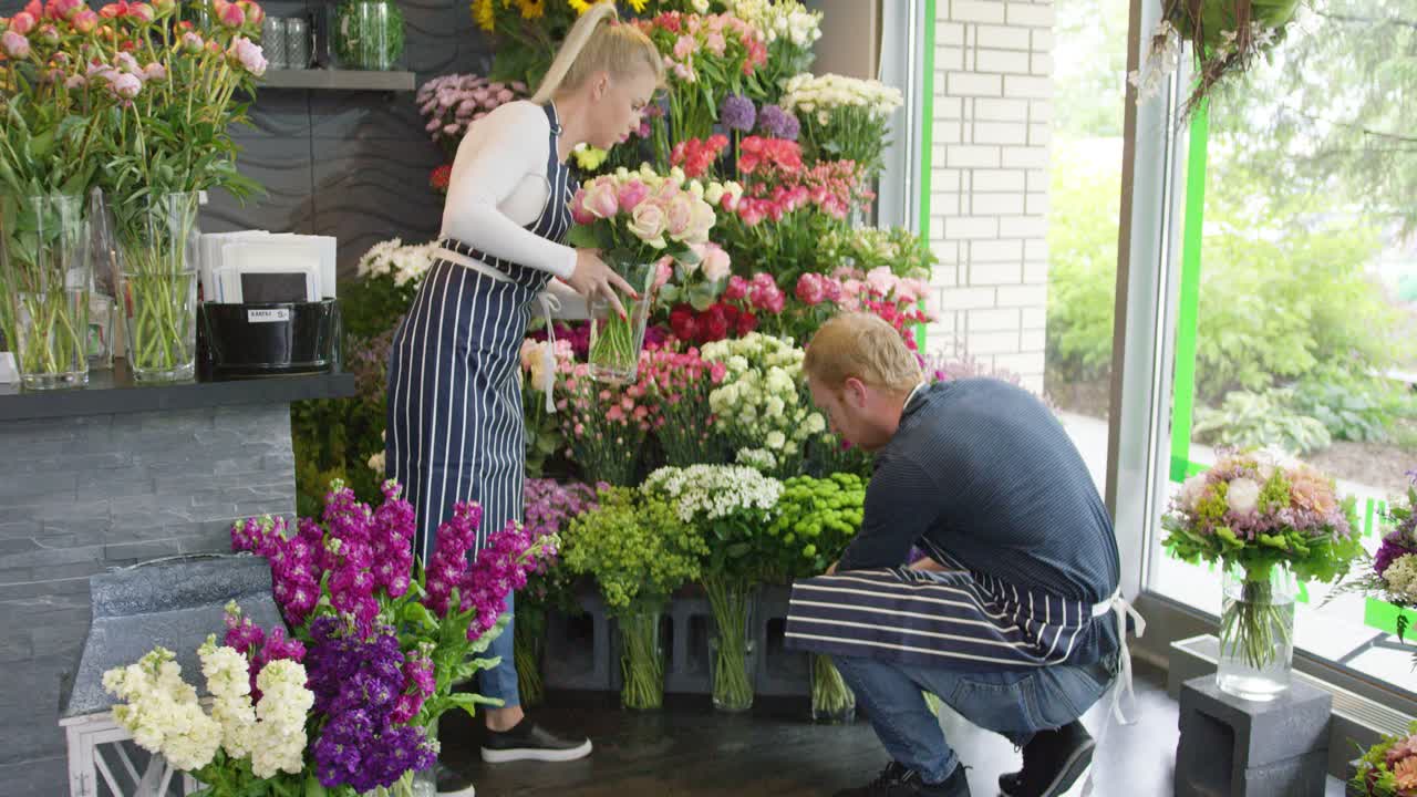 가게에서 일하는 두 사람