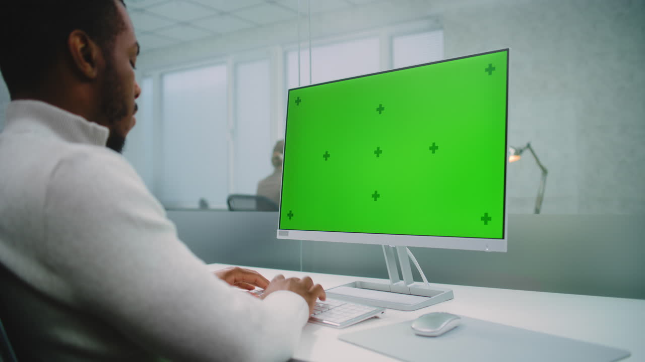 persona que trabaja con computadora en la oficina