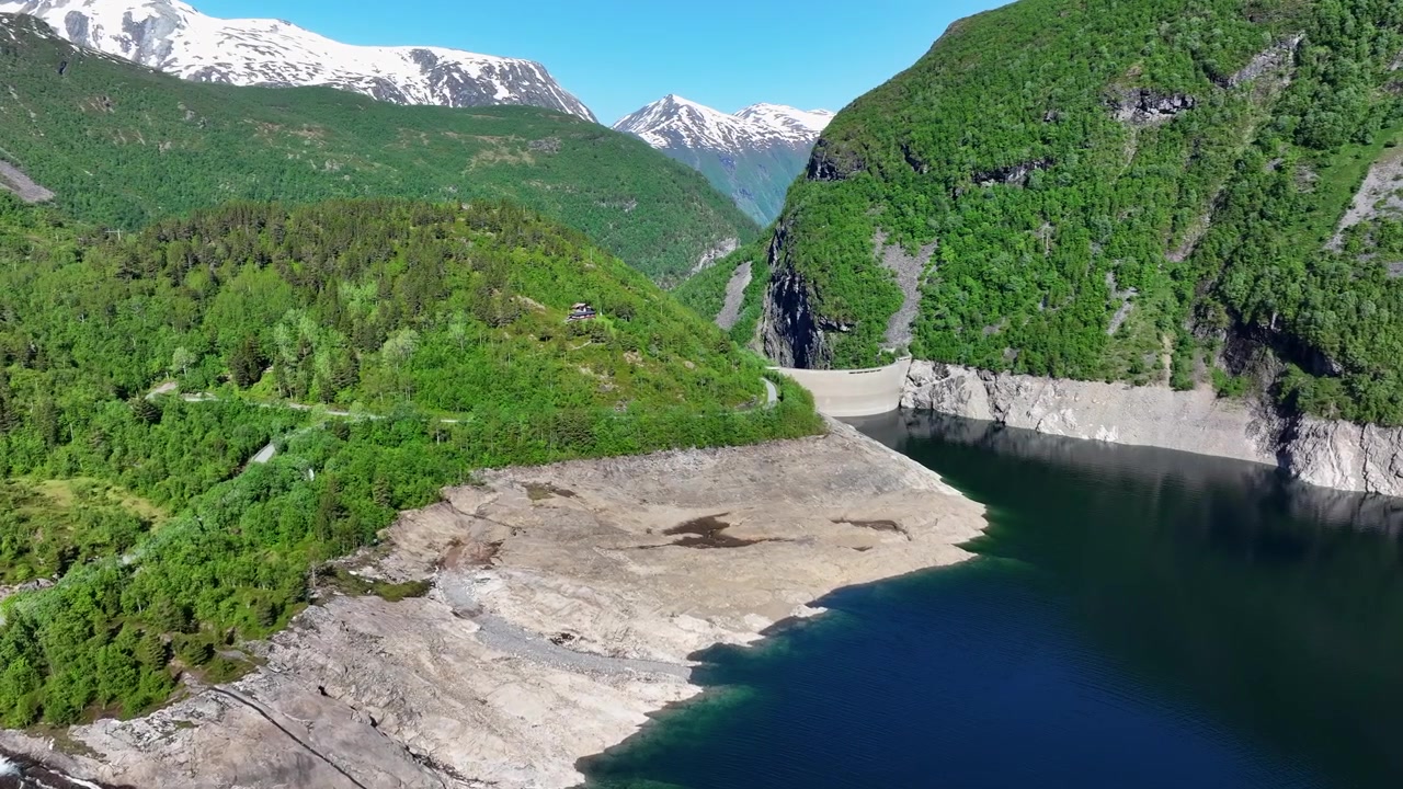 Argini del bacino idrico esposti vicino a Zakariasdammen a Tafjord, Norvegia