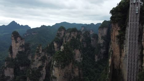 Ascensores-Junto-A-Un-Acantilado-Que-Transportan-Personas-Hasta-Los-Picos-Más-Altos-Del-Parque-Nacional-Zhangjiajie-En-El-área-Escénica-De-Wulingyuan-En-La-Provincia-De-Hunan,-China