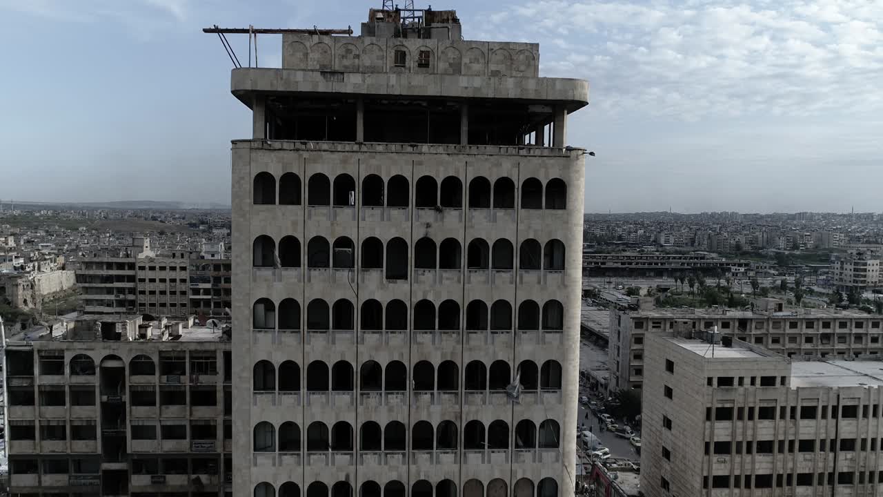 시리아 내전 이후 폐허가 된 건물의 근접한 모습 - 무인기 4k로 공중에서 볼 수 있는 알레포