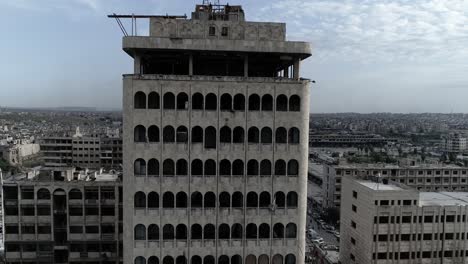 vista cercana de un edificio en ruinas después de la guerra civil siria. alepo en vista aérea con un dron 4k