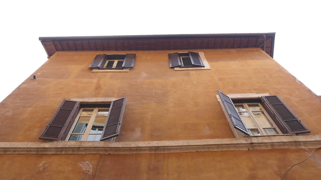 하늘 배경에 오렌지색 건물