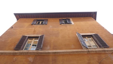 edificio naranja en el fondo del cielo