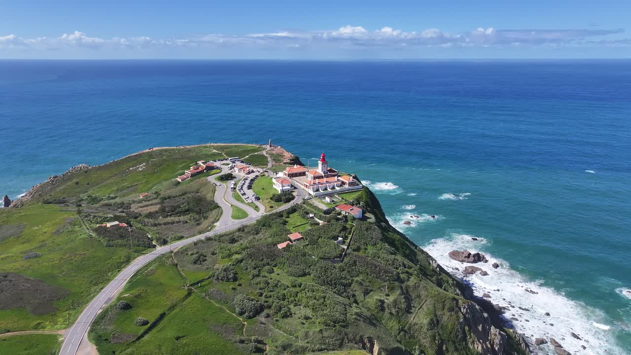 Costa di Cabo da Roca a Sintra nel distretto di Lisbona, Portogallo. Profilo costiero con spiaggia. Paesaggio naturale. Viaggio estivo. Costa di Cabo da Roca a Sintra nel distretto di Lisbona, Portogallo. Scenario tropicale