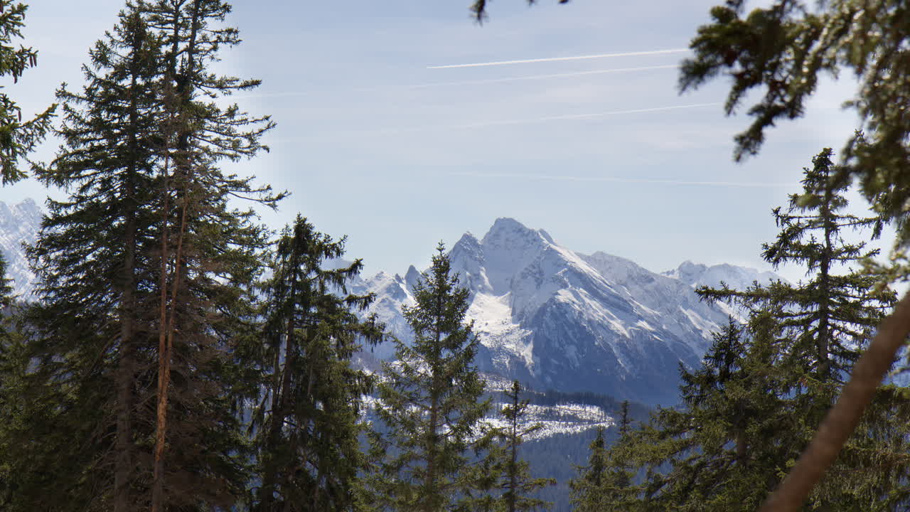 Montagne innevate del Parco Nazionale delle Alpi Bavaresi, Germania. Inquadratura statica