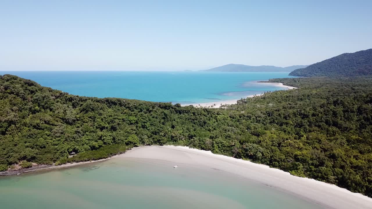 항공: 퀸즐랜드 최북단 케이프 트러블레이션의 청록색 바다와 멋진 백사장 위로 드론이 앞으로 이동합니다.