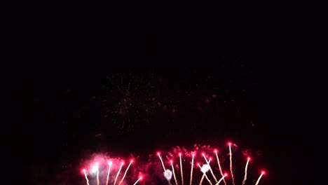 bucle sin fisuras de fuegos artificiales reales con luces bokeh borrosas abstractas en el cielo nocturno. festival de fuegos incendiarios brillantes. celebración de fuegos artificiales de la víspera de año nuevo 2022