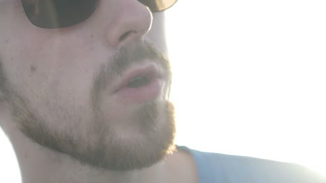 hombre fumando un cigarro al aire libre