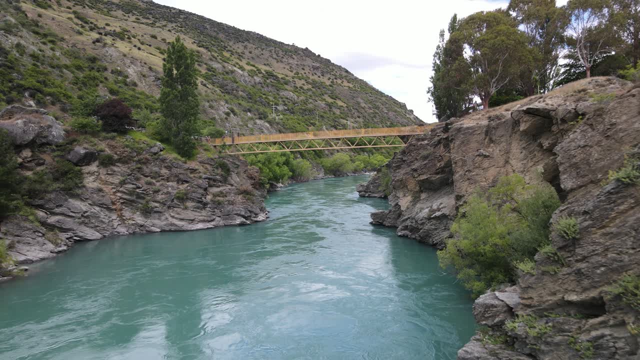 puente que cruza el magnífico río kawarau en otago, nueva zelanda
