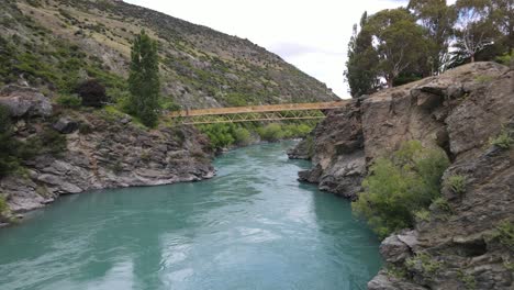 Bridge-crossing-over-the-magnificent-Kawarau-River-in-Otago,-New-Zealand