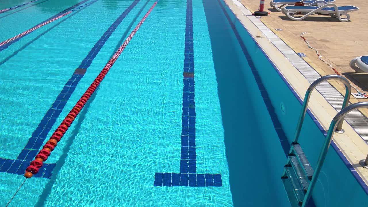 수영장 에 있는 바 를 들고 사다리 를 잡으십시오