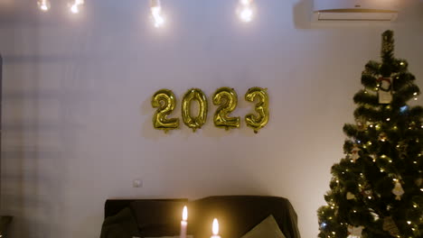 celebración de la víspera de año nuevo en la sala de estar.