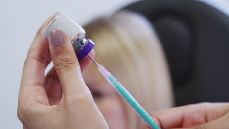 cerca de la jeringuilla de relleno del esteticista o médico antes de administrar la inyección de botox al paciente