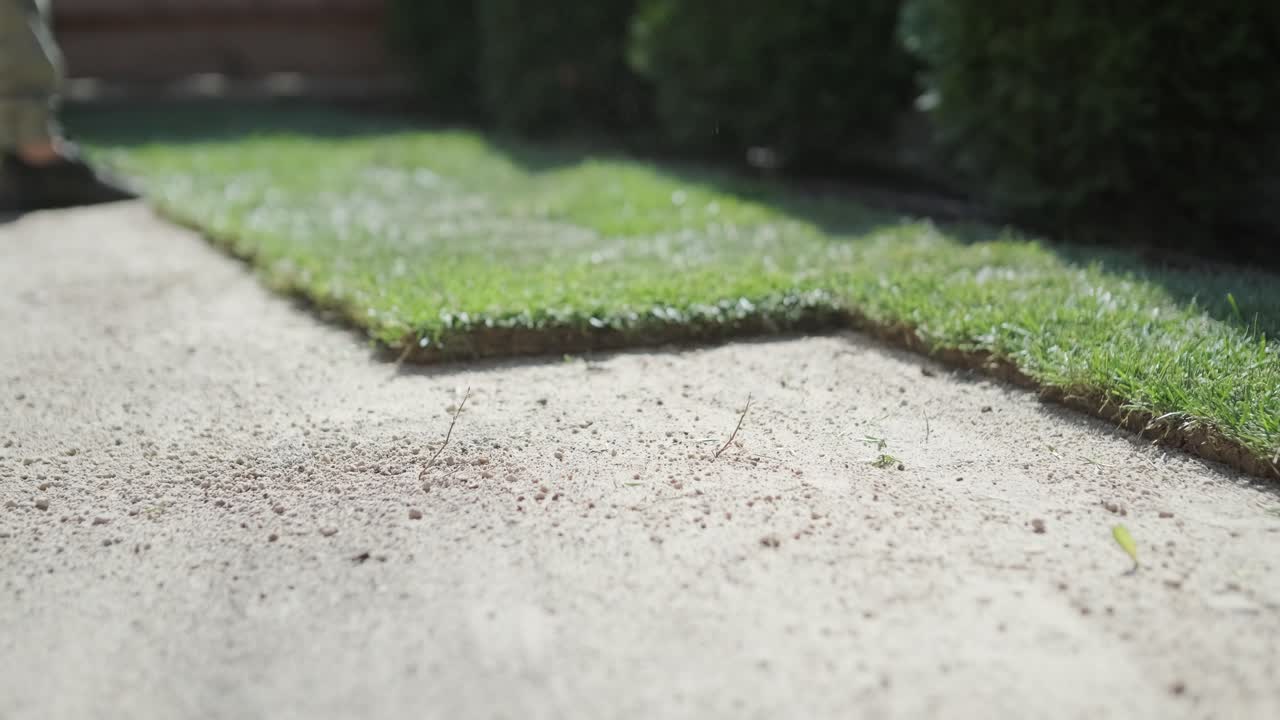 정원사 가 자연 잔디 잔디 를 굴러 놓고 있다