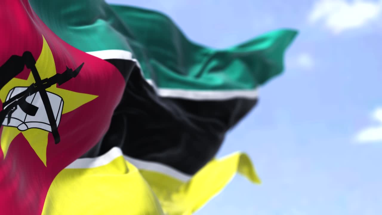 은 날에 바람에 흔들리는 모잠비크 국기의 세부 사항