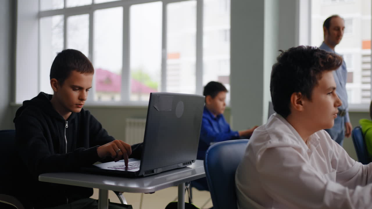 estudiantes en una clase de computadora
