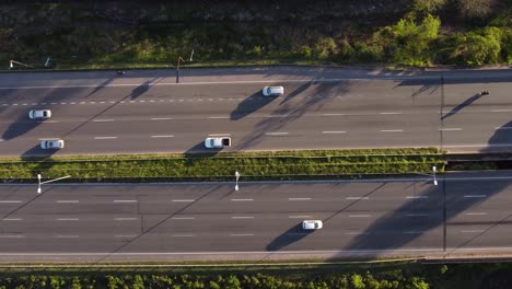 Antenne:-Belebte-Mehrspurige-Autobahn,-Umgeben-Von-Grüner-Vegetation-Am-Straßenrand---Schönes-Wetter-Mit-Sonnenlicht---Ansicht-Von-Oben-Nach-Unten