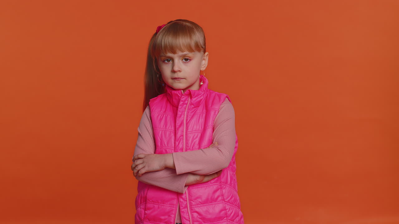 chica insatisfecha sacudiendo la cabeza no, expresando irritación sintiéndose aburrida decepcionada resultados malas noticias