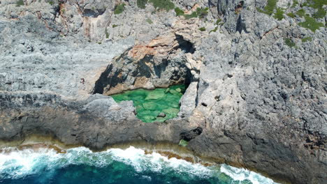 Vista-Aérea-Del-Lago-Verde,-Una-Piscina-Natural-En-Kithira,-Grecia