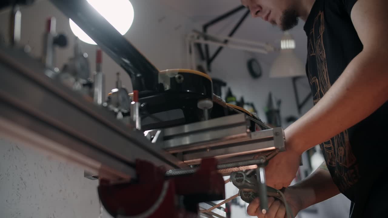 reparación de guitarras en un taller