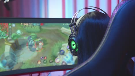 mujer jugando a videojuegos