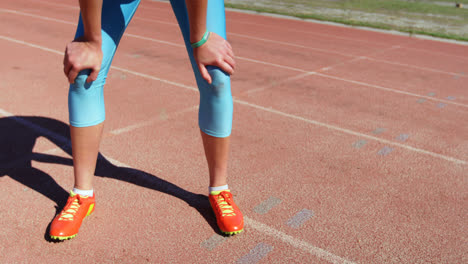 Unterer-Teil-Einer-Sportlerin,-Die-Auf-Der-Laufstrecke-4k-Steht