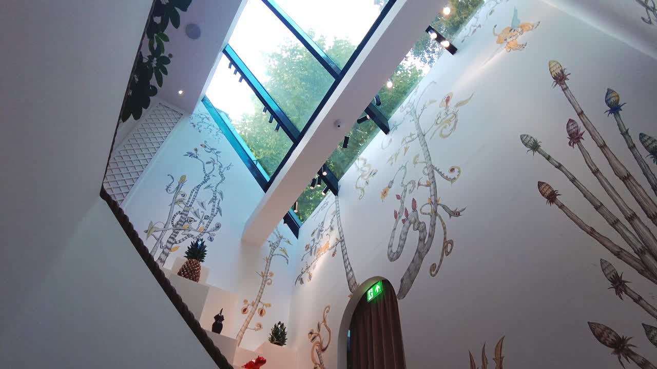 pc hoftstraat amsterdam에 벽화가 있는 고급 상점의 u자형 계단