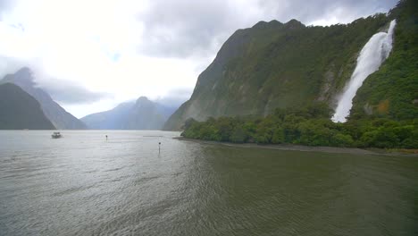 panorâmica através da cachoeira