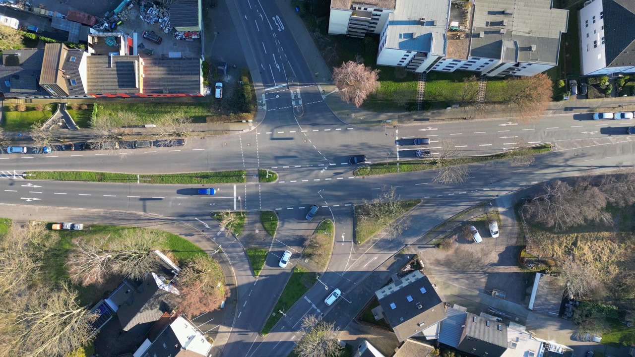 Urbaani suurkaupungin risteys, Düsseldorf, ilmakuva ylhäältäpäin.