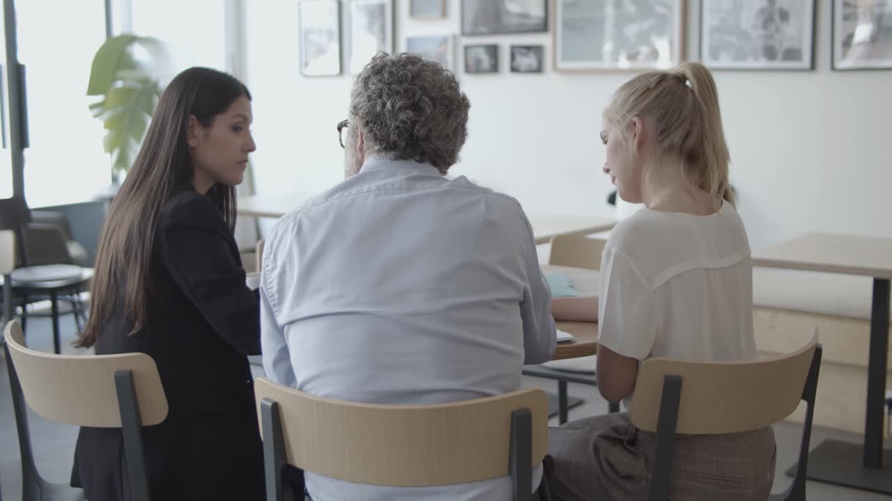 고객이 계약을 완료하도록 돕는 컨설턴트