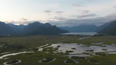 Hermosa-Vista-Panorámica-Aérea-Del-Paisaje-Montañoso-Canadiense-Durante-Una-Vibrante-Puesta-De-Sol-De-Verano