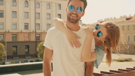 una pareja feliz con gafas de sol.