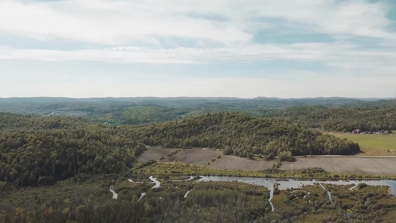 hermosa película de drones de 4k de las colinas de gatineau en un hermoso día nublado y soleado en wakefield, quebec, canadá