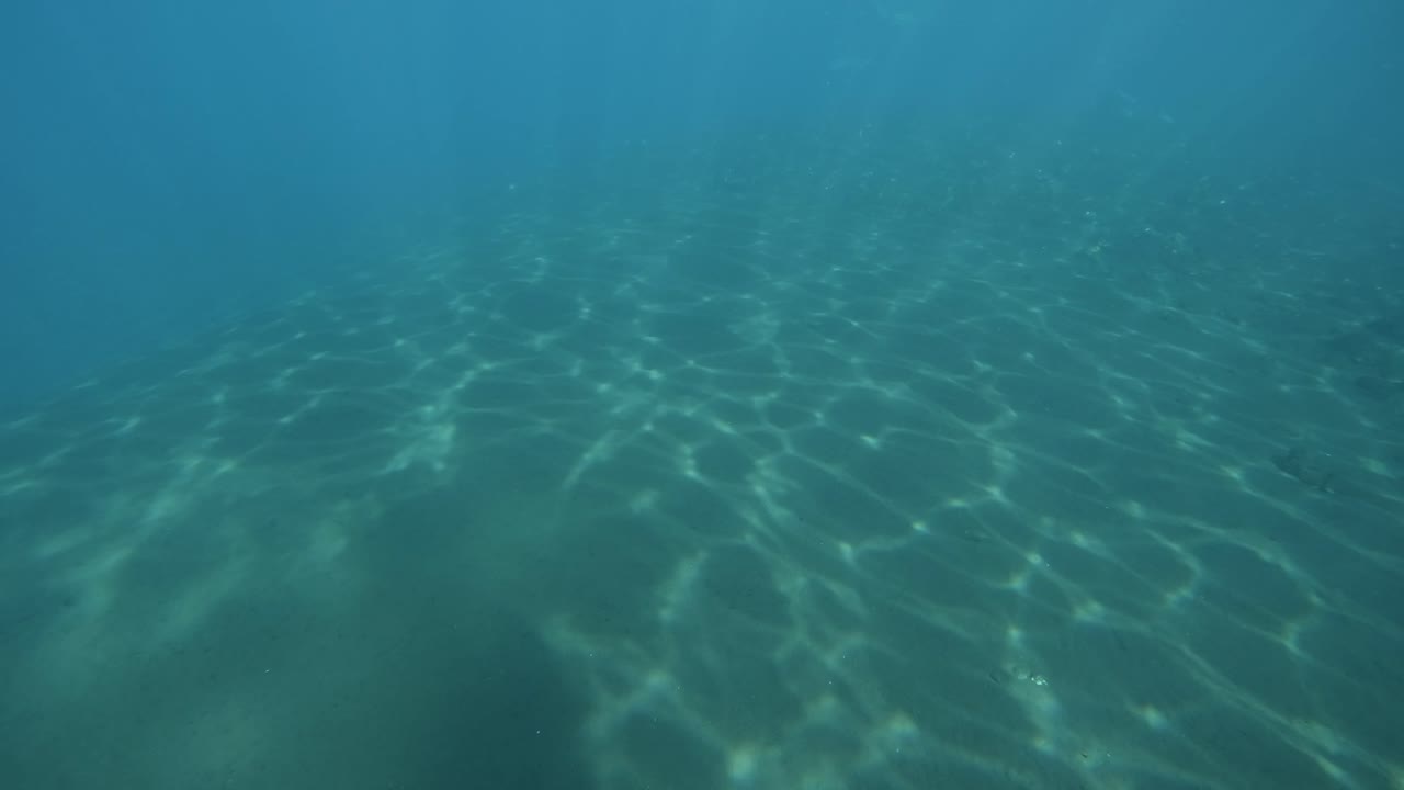 reflejo de la luz bajo el agua en el mar a cámara lenta