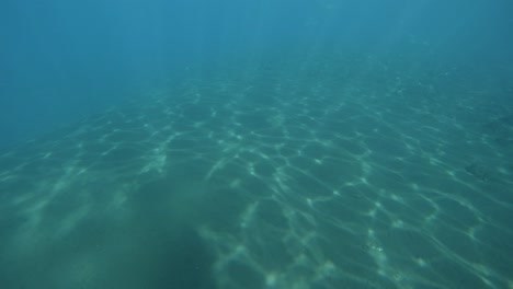 reflejo de la luz bajo el agua en el mar a cámara lenta