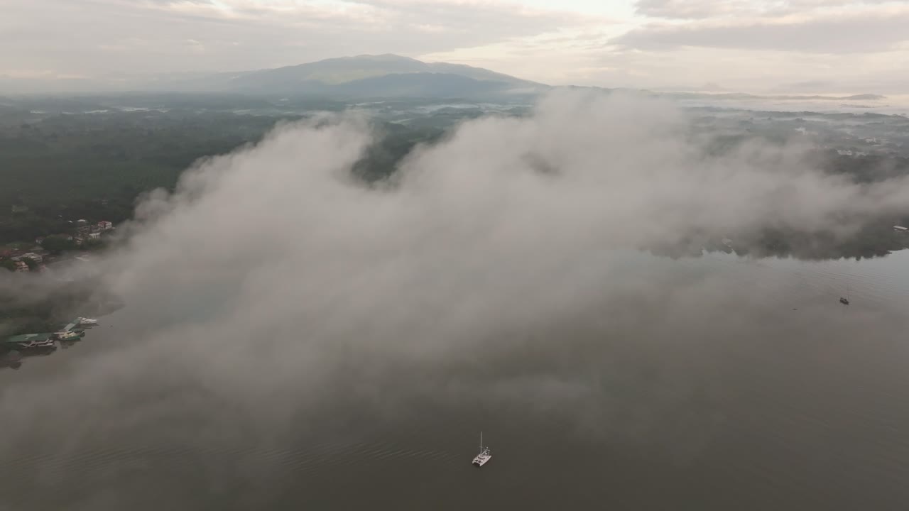 과테말라의 dulce 강 한가운데에 정박 한 색 항해 보트, 공중
