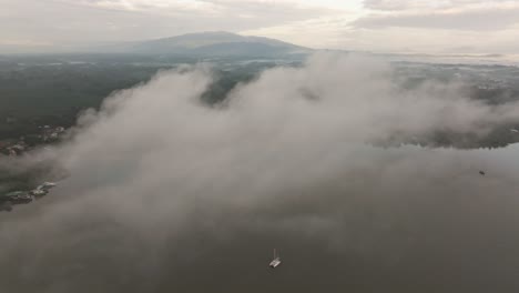 Velero-Blanco-Anclado-En-Medio-Del-Río-Dulce-En-Guatemala,-Aéreo