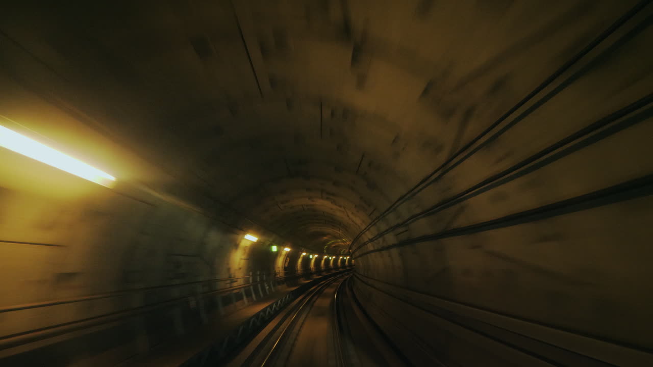 una vista en primera persona del movimiento del túnel del metro en un túnel circular crea un efecto hipnótico 4k