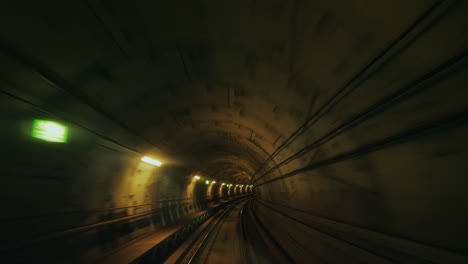 Eine-First-Person-Ansicht-Der-U-Bahn-Tunnelbewegung-In-Einem-Kreisförmigen-Tunnel-Erzeugt-Einen-Hypnotischen-Effekt-4k